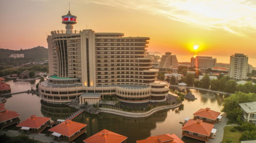 كوريا الشمالية تفتتح 5 فنادق جديدة بمدينة سامجيون قرب أعلي جبال البلاد 