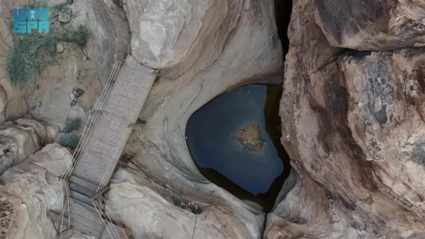 تجاويف العُلا الصخرية.. خزانات طبيعية تحفظ مياه الأمطار 