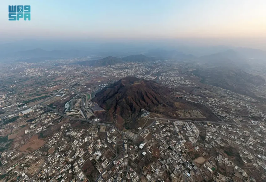 جبل الحيلة بمحايل عسير.. معلم سياحي يتربع فوق تكوين جيولوجي فريد 