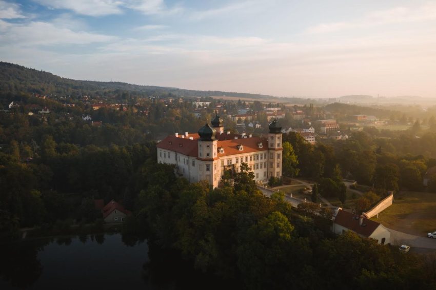 حكايات خيالية بين الثلوج: قلاع وقصور التشيك ترحب بالزوار هذا الشتاء 